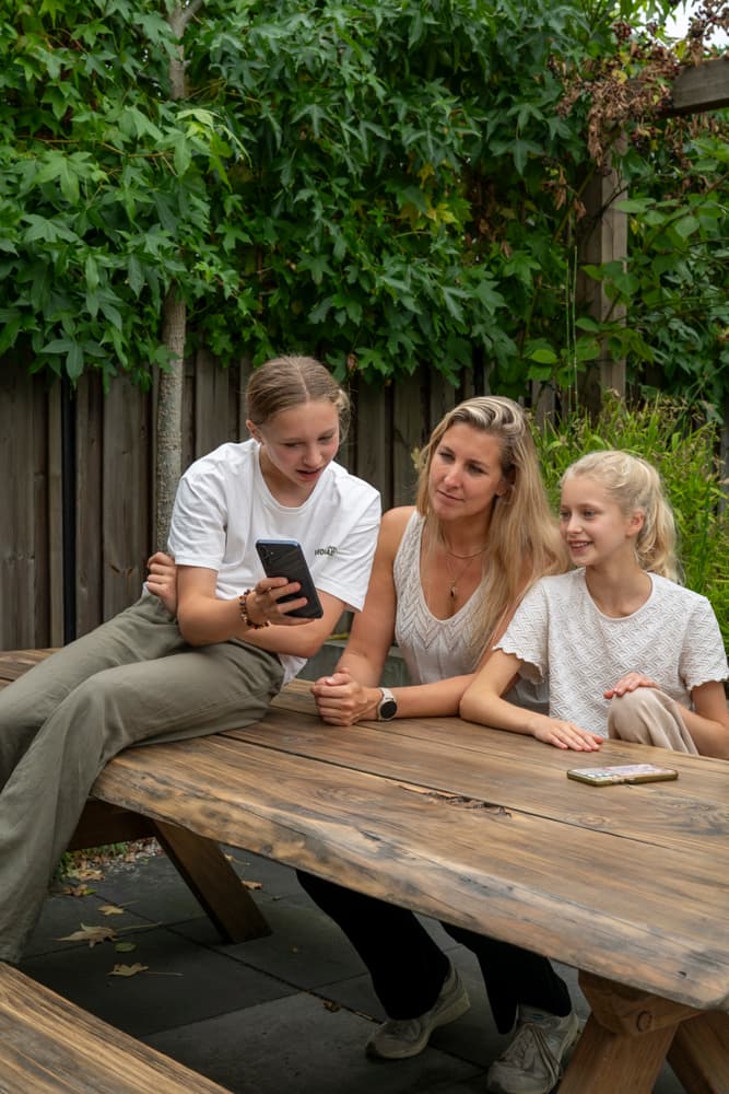 Maaikes dochters kregen in groep 7 een smartphone: “Uiteindelijk is het je rol als ouder om je kinderen te beschermen”